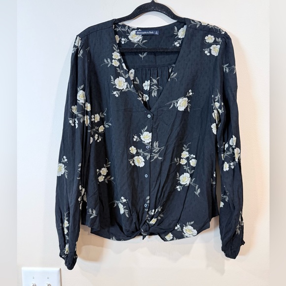 Abercrombie & Fitch Tops - 🔥Abercrombie & Fitch Black Floral Blouse Size L EUC🔥